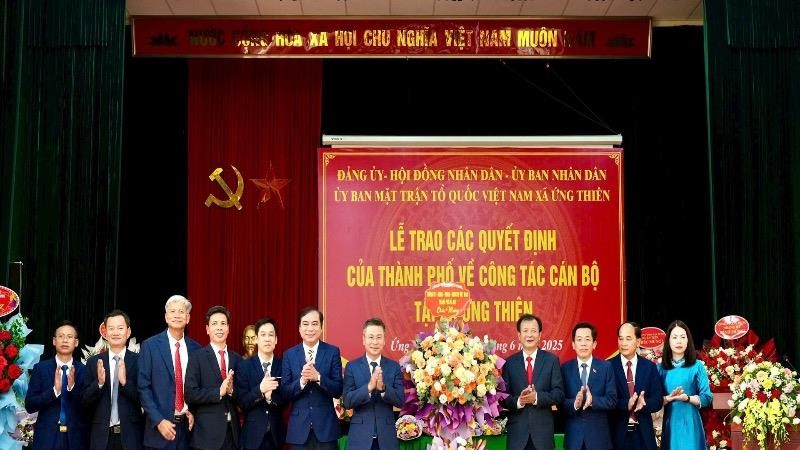 Công bố các quyết định nhân sự xã Ứng Thiên 