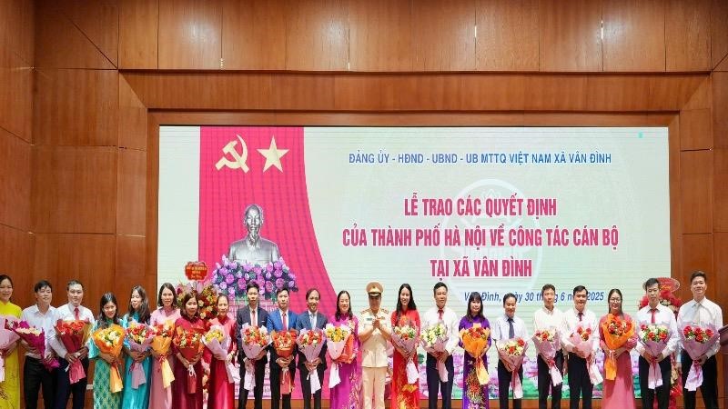 Công bố các quyết định công tác cán bộ xã Vân Đình