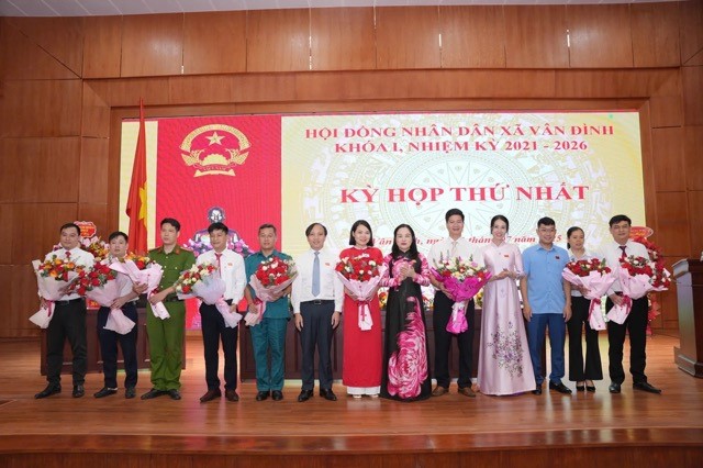 Kỳ họp thứ nhất HĐND xã Vân Đình công bố bộ máy nhân sự
