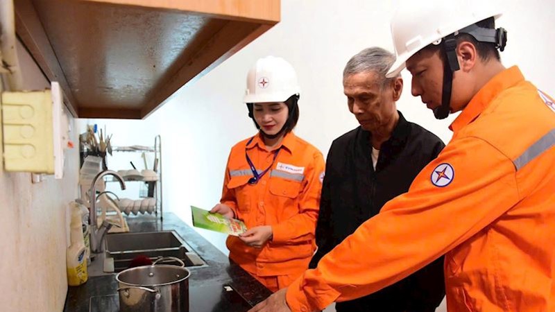 Ngành điện lý giải về việc nhiều gia đình đóng tiền điện tháng 6 tăng cao