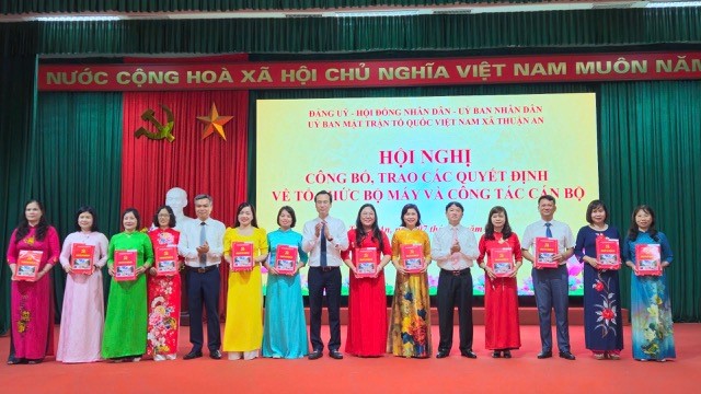 Xã Thuận An trao các quyết định tổ chức bộ máy và công tác cán bộ