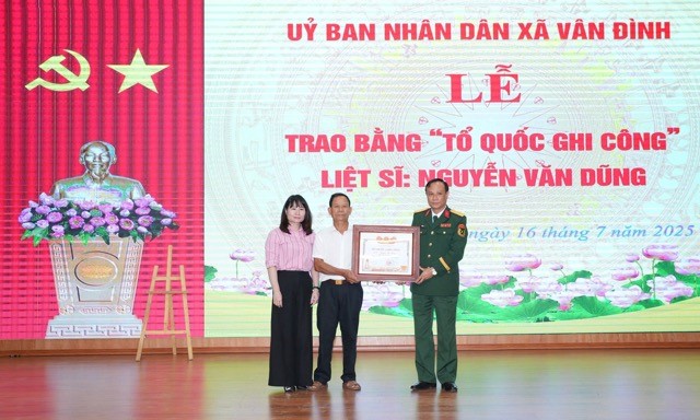 Xã Vân Đình trao Bằng “Tổ quốc ghi công” liệt sĩ Nguyễn Văn Dũng cho thân nhân liệt sĩ