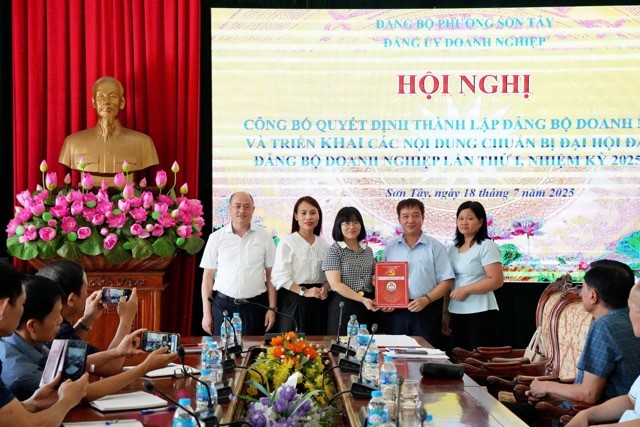Công bố quyết định thành lập Đảng bộ Doanh nghiệp phường Sơn Tây 