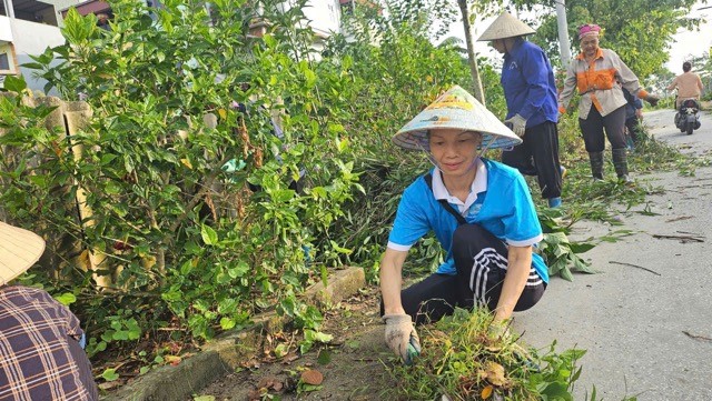 Hội Liên hiệp Phụ nữ và Hội Nông dân xã Gia Lâm ra quân vệ sinh môi trường