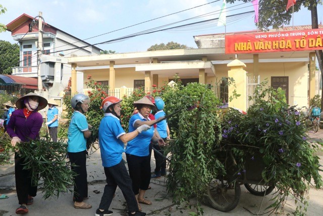 Phường Tùng Thiện ra quân tổng vệ sinh môi trường “Ngày cuối tuần xanh“