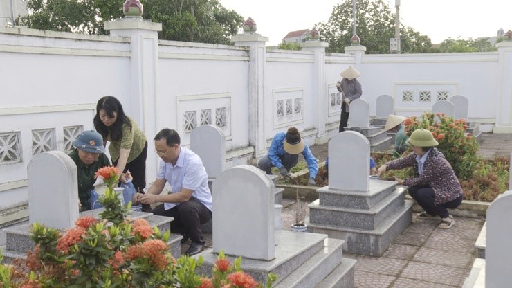 Xã Ứng Hoà ra quân tổng vệ sinh môi trường tại 7 nghĩa trang liệt sĩ