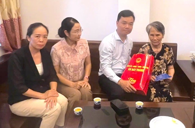 Xã Bát Tràng thăm, tặng quà tri ân gia đình chính sách