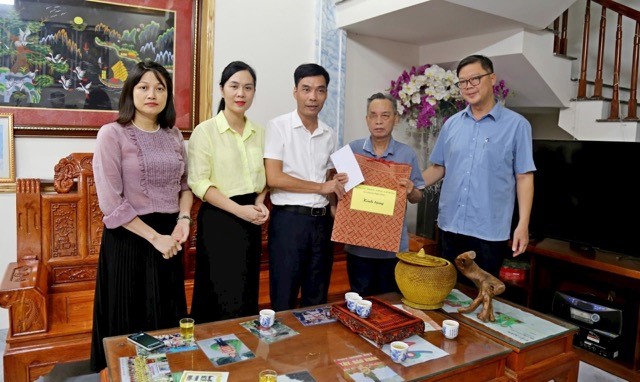 Lãnh đạo xã Đoài Phương tặng quà tri ân người có công