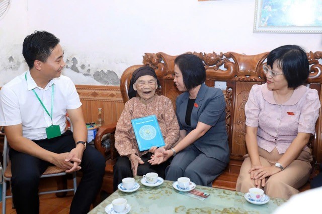 Đoàn Đại biểu Quốc hội TP Hà Nội tặng quà gia đình chính sách tại xã Minh Châu