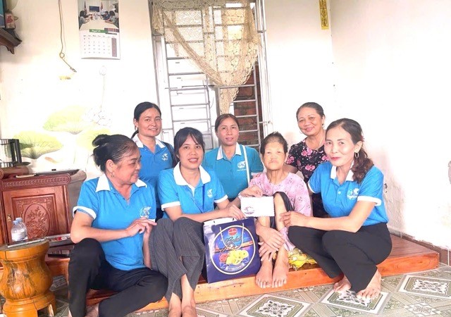 Phụ nữ xã Vân Đình tổ chức nhiều hoạt động tri ân gia đình chính sách