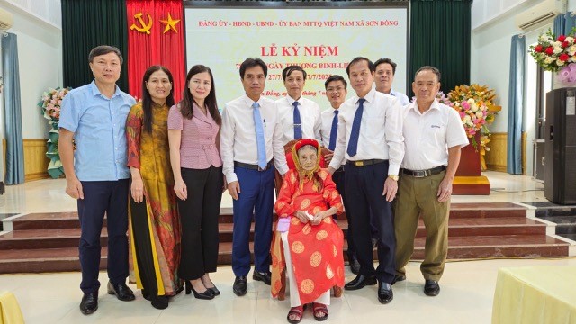 Xã Sơn Đồng tặng quà tri ân các gia đình chính sách