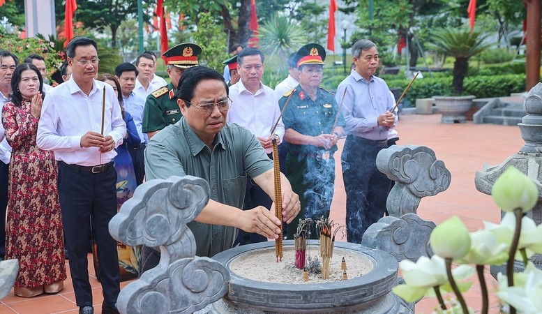 Thủ tướng tưởng nhớ, tri ân Chủ tịch Hồ Chí Minh và các Anh hùng liệt sĩ tại Quảng Trị