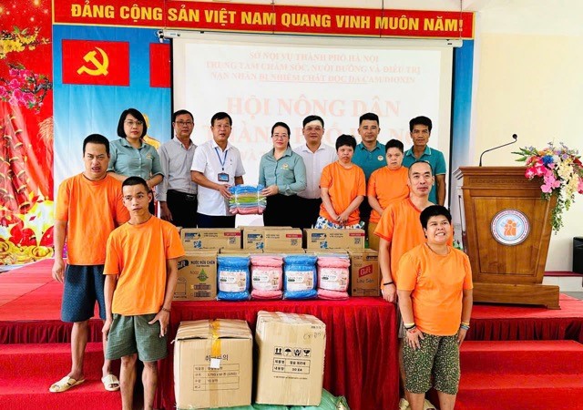 Hội Nông dân Hà Nội tặng quà các nạn nhân nhiễm chất độc da cam/dioxin