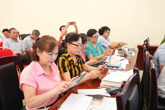Xây dựng Chi bộ số, xã Phù Đổng trao 56 máy tính bảng cho các chi bộ thôn, tổ dân phố