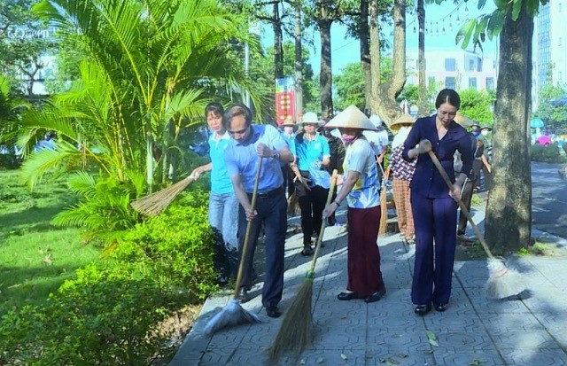 Xã Vân Đình ra quân tổng vệ sinh môi trường ở 30/30 thôn, tổ dân phố