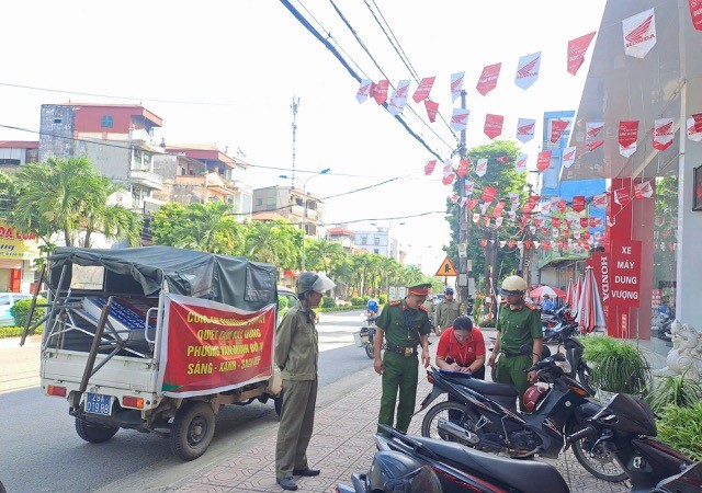Phường Sơn Tây ra quân vệ sinh môi trường, đảm bả trật tự đô thị và trồng cây xanh
