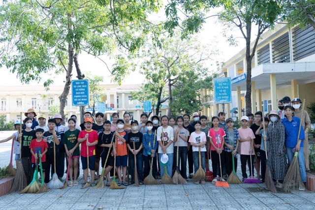 Cán bộ và nhân dân xã Ứng Thiên tích cực ra quân vệ sinh môi trường