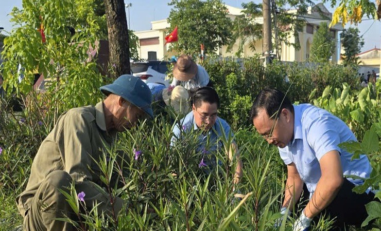 Xã Ứng Hoà ra quân tổng vệ sinh môi trường tại 57/57 thôn