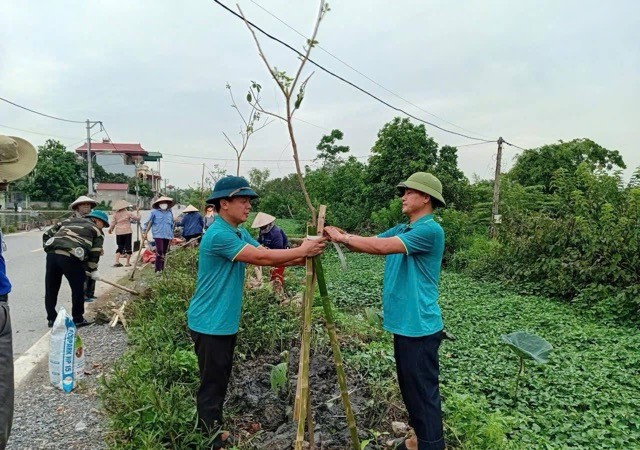 Nông dân xã Ứng Hoà trồng cây chào mừng đại hội Đảng bộ xã và đại hội các đoàn thể