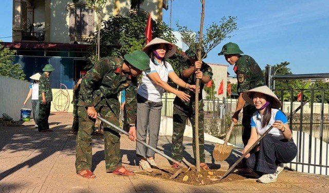Hội LHPN phường Tùng Thiện gắn biển công trình chào mừng Đại hội Đảng bộ