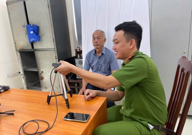 Công an xã Ứng Thiên hỗ trợ thực hiện đổi thẻ đảng cho toàn đảng viên