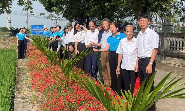 Xã Ứng Thiên: Nhiều tuyến đường hoa chào mừng Đại hội Đảng bộ lần thứ I