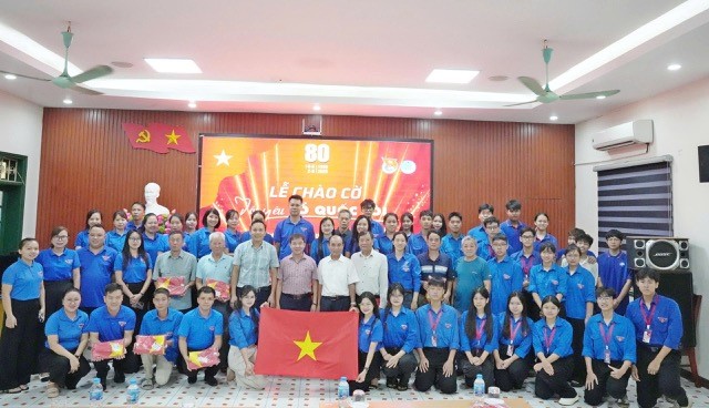 Trao tặng 100 lá cờ Tổ quốc cho 10 tổ dân phố trên địa bàn phường Sơn Tây