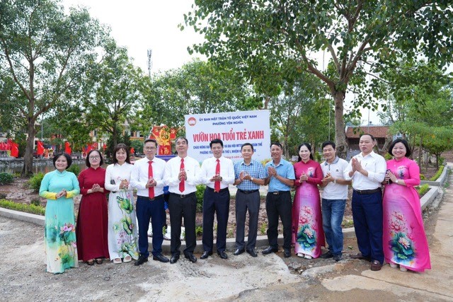 Phường Yên Nghĩa gắn biển công trình “Vườn hoa tuổi trẻ xanh”