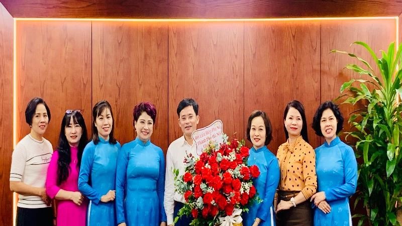 Hội LHPN Hà Nội chúc mừng các sở, ngành nhân kỷ niệm 80 năm ngày truyền thống