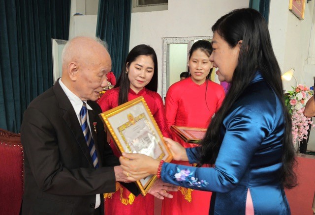 Chủ tịch Ủy ban MTTQ Việt Nam TP Hà Nội Nguyễn Lan Hương trao Huy hiệu Đảng tại phường Tùng Thiện