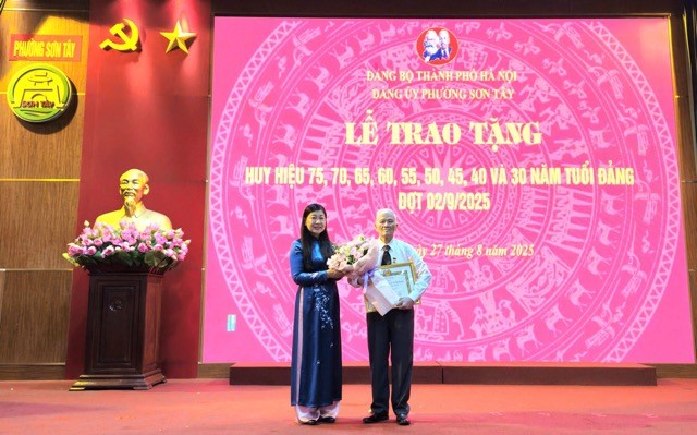 123 đảng viên phường Sơn Tây nhận Huy hiệu Đảng