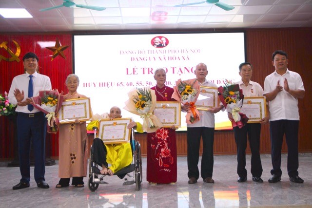 49 đảng viên xã Hoà Xá được trao Huy hiệu Đảng 