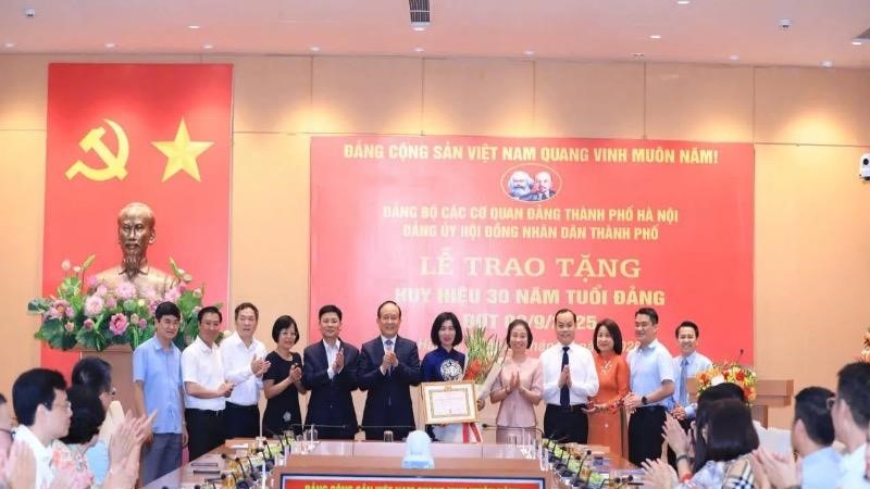 Phó Chủ tịch Thường trực HĐND TP Hà Nội Phùng Thị Hồng Hà nhận Huy hiệu 30 năm tuổi Đảng