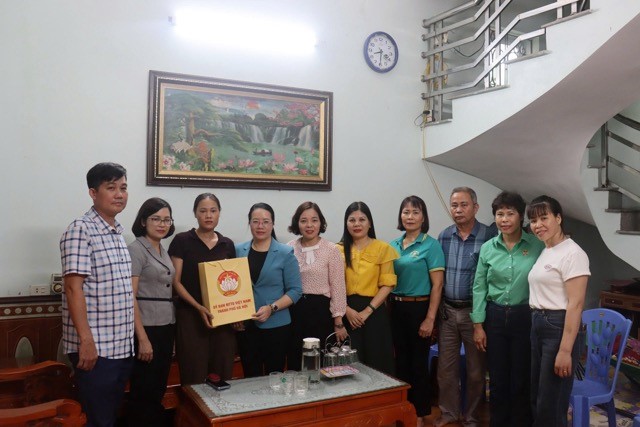 Tặng quà cho hội viên nông dân, cựu chiến binh, phụ nữ khó khăn xã Quang Minh