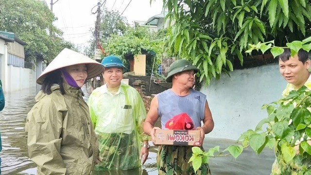 Xã Đoài Phương: Thăm hỏi, tặng qua các hộ dân bị ngập lụt