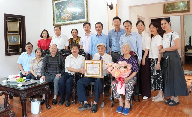 Phường Sơn Tây trao Huy hiệu Đảng tại nhà cho các đảng viên 