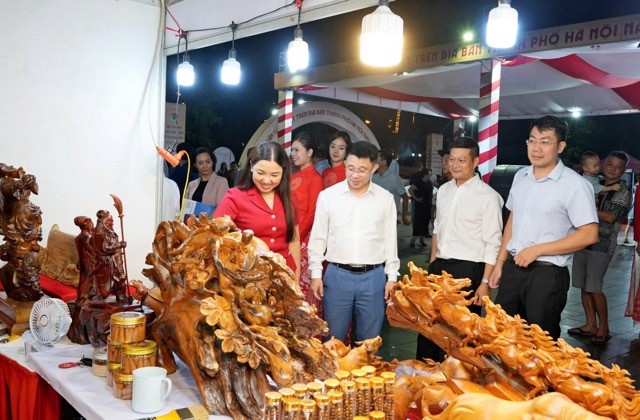 Khai mạc Tuần hàng Việt diễn ra trên địa bàn phường Sơn Tây