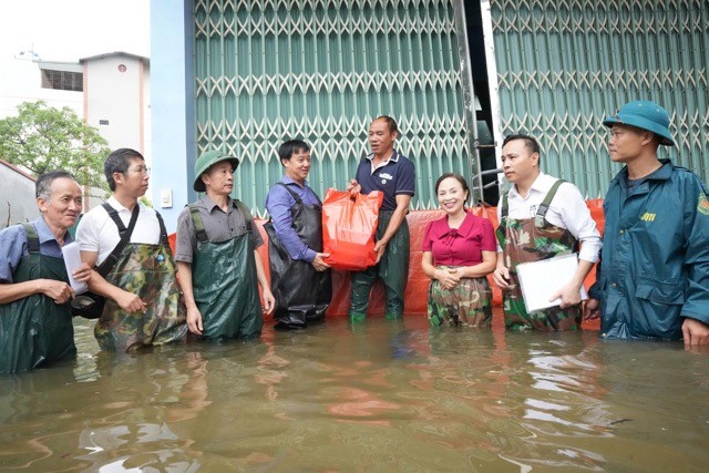 Lãnh đạo phường Sơn Tây thăm, tặng quà các gia đình bị ngập nước do ảnh hưởng bão số 5