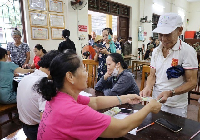 Phường Tùng Thiện chi trả hơn 4 tỷ đồng tiền quà cho nhân dân