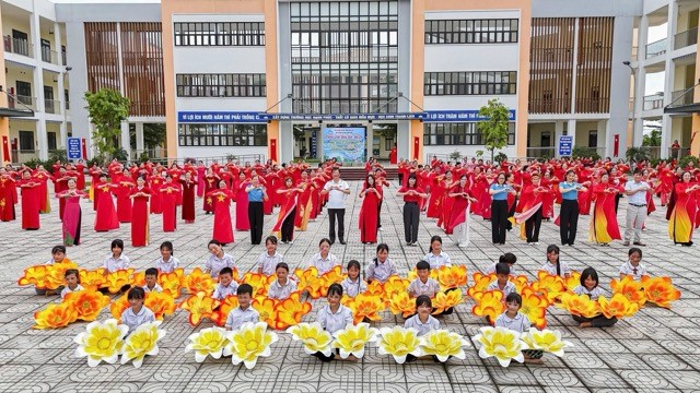 Phụ nữ xã Ứng Thiên chào mừng 80 năm Cách mạng Tháng Tám và Quốc khánh 2/9 