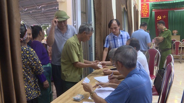 Người dân xã Vân Đình phấn khởi nhận tiền quà Tết độc lập