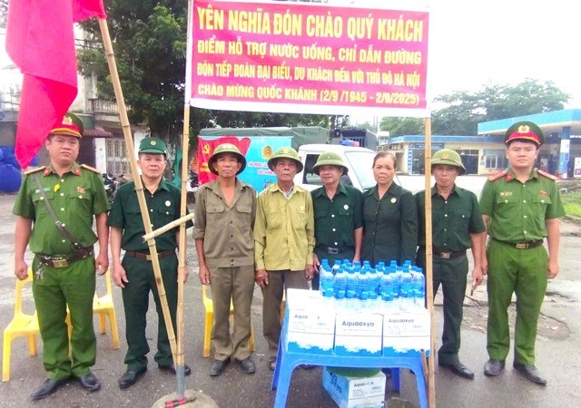 Phường​ Yên Nghĩa phát nước miễn phí, lan tỏa tinh thần đoàn kết dịp Quốc khánh 2/9