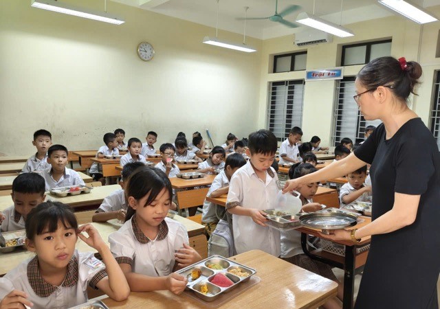 Suất ăn bán trú của học sinh xã Đoài Phương đảm bảo ngon, sạch, an toàn