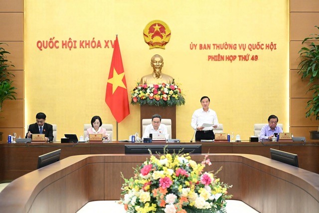 Ủy ban Thường vụ Quốc hội cho ý kiến dự án Luật Viên chức (sửa đổi)