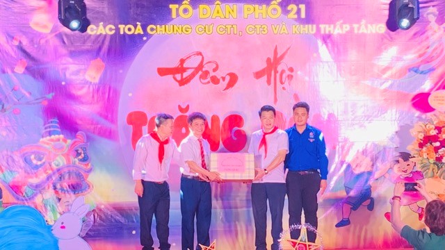 Phường Yên Nghĩa sôi động Đêm hội Trăng rằm, nhiều phần quà ý nghĩa đến với trẻ em
