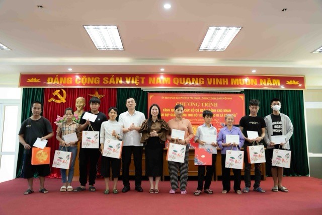 Phường Yên Nghĩa trao hơn 100 suất quà tặng các gia đình có hoàn cảnh khó khăn