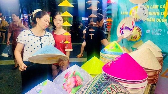 Hàng nghìn người dân tham gia triển lãm giao thương kết nối các sản phẩm OCOP, làng nghề xã Thạch Thất