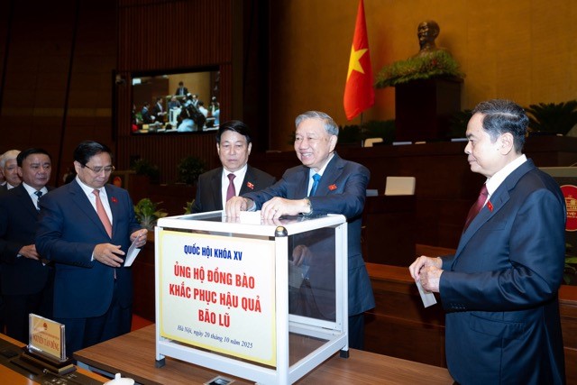 Đại biểu Quốc hội ủng hộ đồng bào khắc phục hậu quả mưa bão