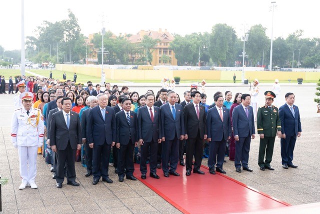 Các đại biểu Quốc hội vào Lăng viếng Chủ tịch Hồ Chí Minh trước Kỳ họp thứ 10, Quốc hội khóa XV