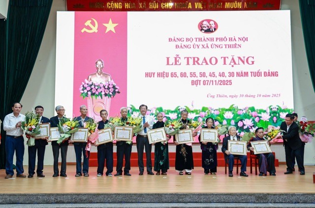 Xã Ứng Thiên trao Huy hiệu Đảng cho 31 đảng viên tiêu biểu